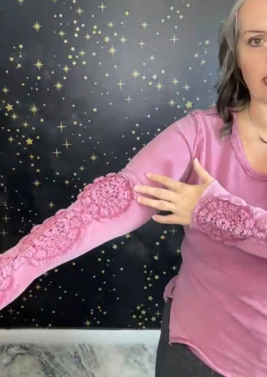 Mineral Washed, Mulberry, Long sleeve top with Crochet Insets. This top is true to size with a round neckline and splits at the hips for additonal comfort.
BRAND: Easel