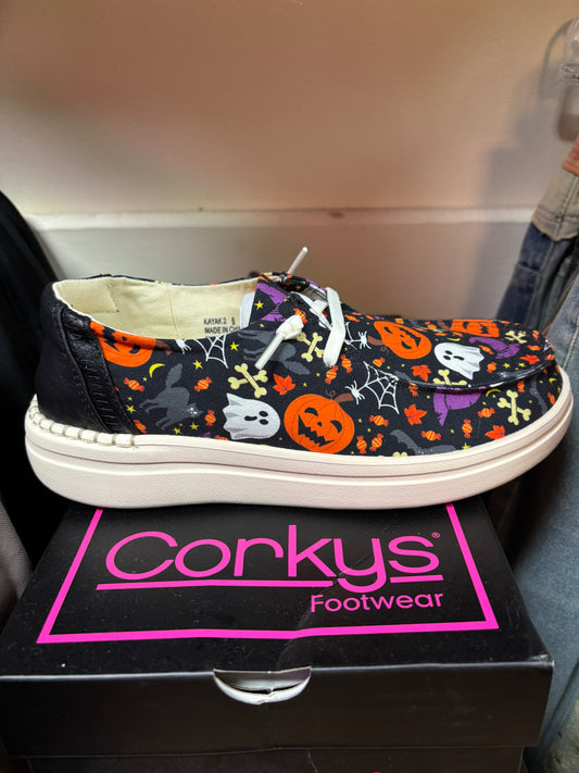 Halloween-themed sneaker with all your favorite ghost and ghouls. Thesse shoes have a neoprene insole and are very lightweight. Extremely comfortable to wear all season long. Half Sizes size up to your next whole sie.
Brand: Corkys