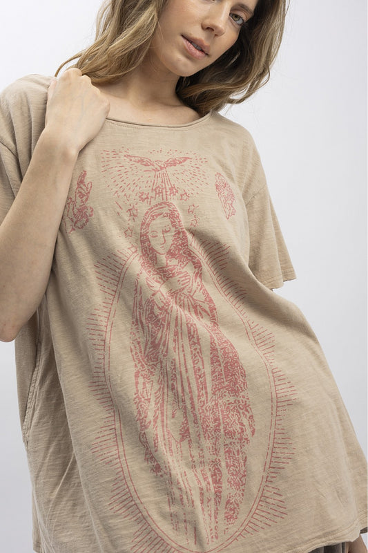 Oversized Top with Urban Streetwear meets Boho-chic vibes. This top features ockets at sides and a round neck line. Very comfortable and a fun addition to your wardrobe.
Brand: Blue Velvet Clothing