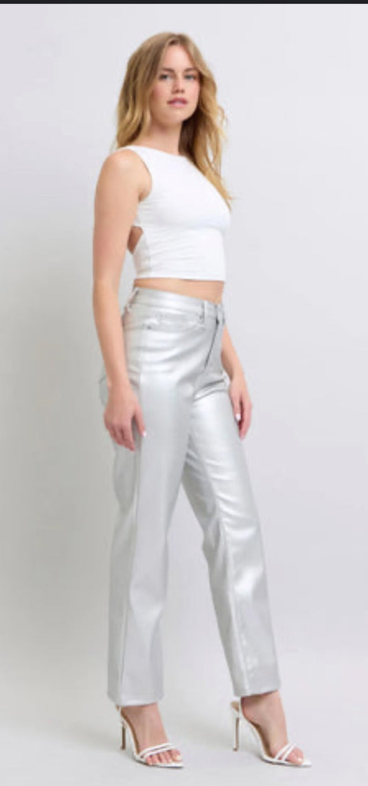 We are loving these Silver Metallic Faux Leather Pants that are lined for comfort. Functional front and back Pockets. 
BRAND: Judy Blue