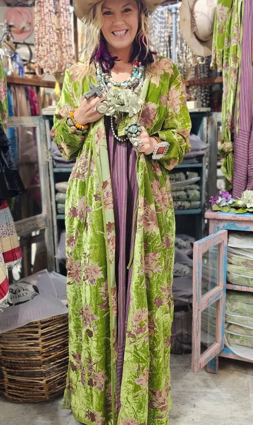 Velvet Burnout Duster with a cinched in Waist. Purple flowers, with pink and white hues, sit against a beautiful green background. This gorgeous piece will sure to turn heads in all the Best Ways.
BRAND: A RARE BIRD