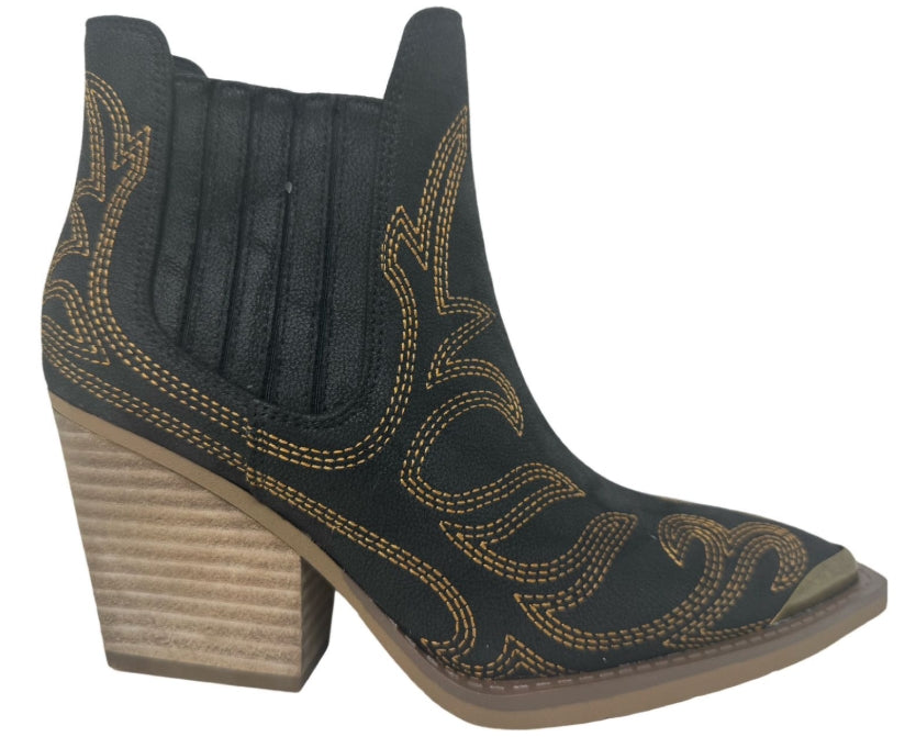 ✨ Step out + stand out ✨
Meet the Roma Boots by Very G — where western soul meets boho flair.
🔥 Bronze triple stitching, 3" heel, and all the wanderlust vibes.