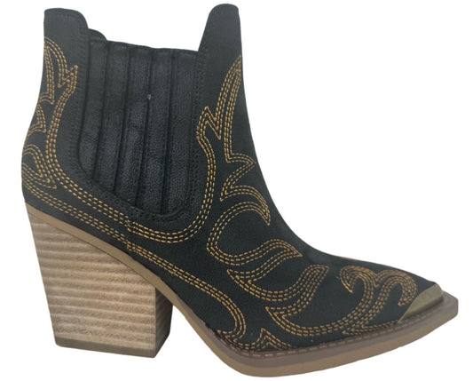 ✨ Step out + stand out ✨
Meet the Roma Boots by Very G — where western soul meets boho flair.
🔥 Bronze triple stitching, 3" heel, and all the wanderlust vibes.